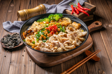 木纹桌上的一碗水煮肉片冒菜