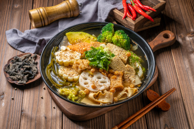 木纹桌上的一碗素冒菜