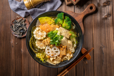 木纹桌上的一碗素冒菜