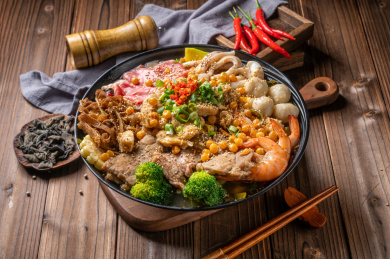 木纹桌上的一碗全家福冒菜