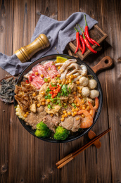 木纹桌上的一碗全家福冒菜