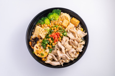 白色背景上的一碗水煮肉片冒菜