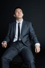 男性穿职业装摆拍