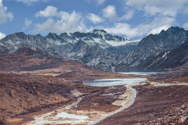 川藏线巴塘姊妹湖自然风光