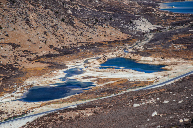 川藏线巴塘姊妹湖自然风光