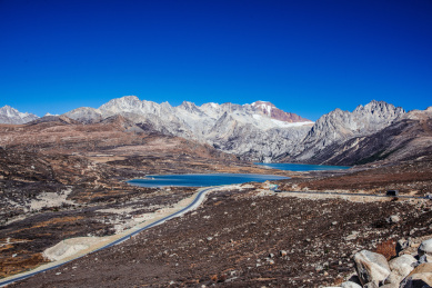 川藏线巴塘姊妹湖自然风光