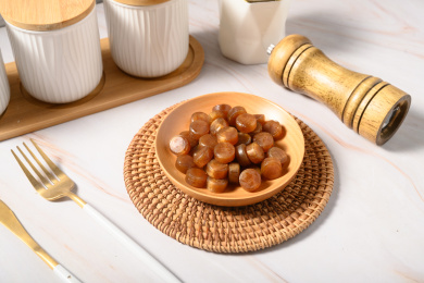 桌面上的盘子里的美味可口的润喉糖