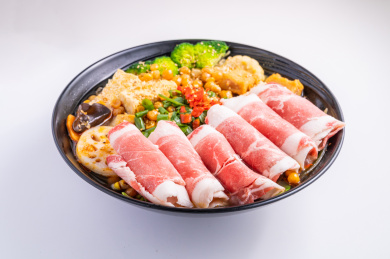 白色背景上的一碗肥牛冒菜