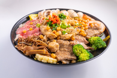 白色背景上的一碗全家福冒菜