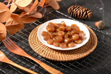 桌面上的盘子里的美味可口的薄荷糖
