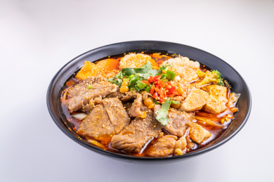 白色背景上的一碗牛肉冒菜