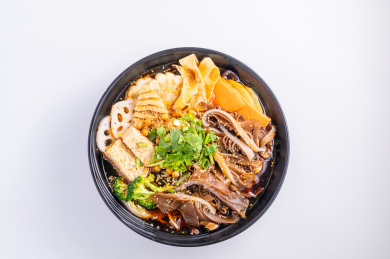 白色背景上的一碗毛肚冒菜