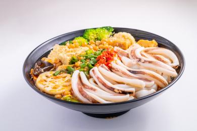 白色背景上的一碗鱿鱼冒菜