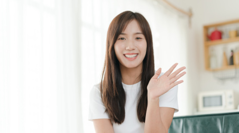 长发美女坐在家里招手