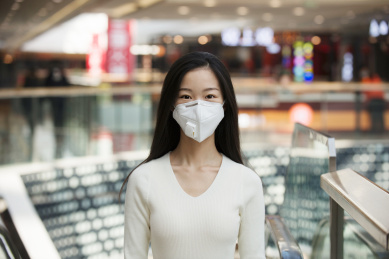 扶梯旁戴口罩女性