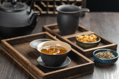 黑陶盖碗茶水特写木桌面深色调