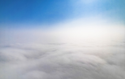 雾霾笼罩下探出云端的天津117大厦