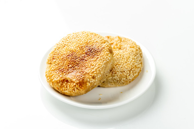 传统面食芝麻烧饼特写白色背景