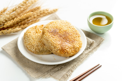 传统面食芝麻烧饼特写白色背景
