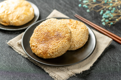 传统面食芝麻烧饼特写黑色背景