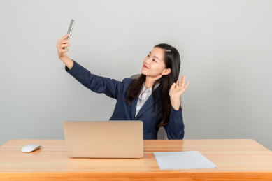女性职员在办公室视频通话