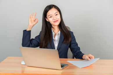 青年女性OK手势