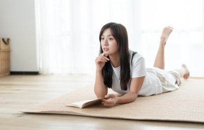 女生趴着地板上