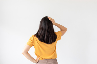 一名中国年轻女性崩溃的背影
