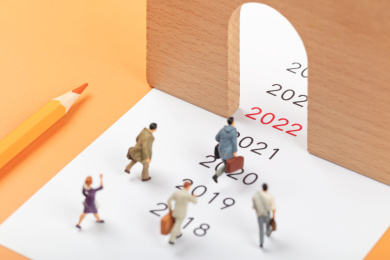 微缩创意跨年奔跑的人群穿过2022年大门