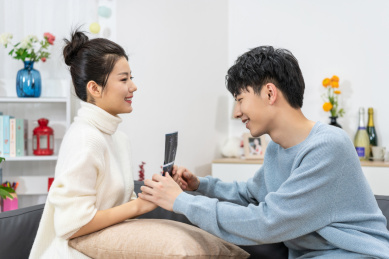 快乐的年轻夫妻