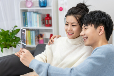 快乐的年轻夫妻