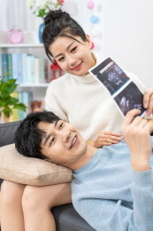 快乐的年轻夫妻