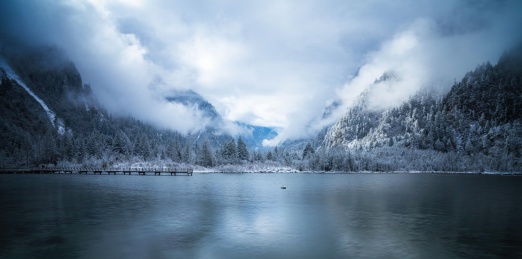 四川阿坝藏族羌族自治州理县毕棚沟冬季雪景