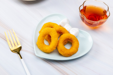 心形盘子里的炸洋葱圈