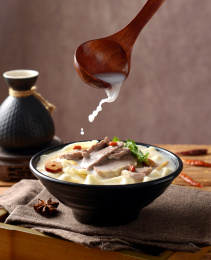 餐具里摆放的羊肉烩面