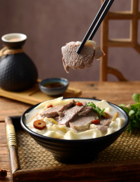餐具里摆放的羊肉烩面