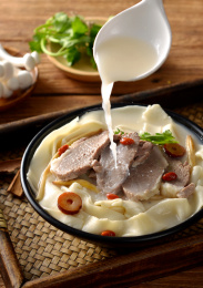 餐具里摆放的羊肉烩面