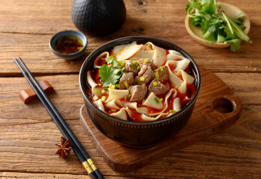 餐具里摆放的羊肉烩面