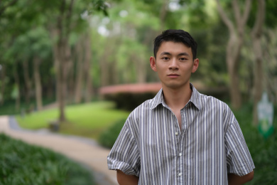 年轻帅气的亚洲男性在户外公园的正面半身