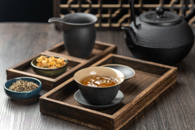 一杯盖碗茶特写中国风深色调