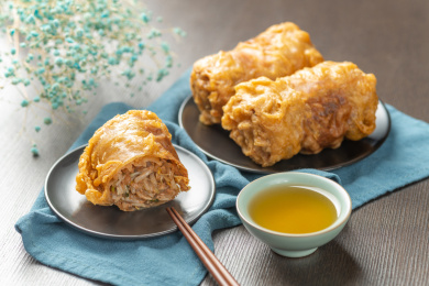 天津传统小吃卷圈特写蓝印花布木桌面背景