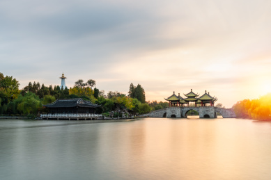秋天夕阳下中国扬州瘦西湖的白塔和五亭桥
