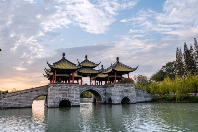 秋天夕阳下中国扬州瘦西湖风景区的五亭桥