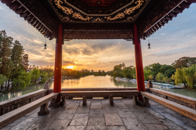 秋天夕阳下中国扬州瘦西湖风景区的五亭桥