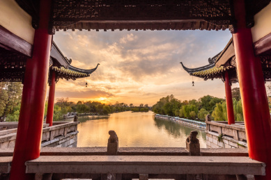 秋天夕阳下中国扬州瘦西湖风景区的五亭桥