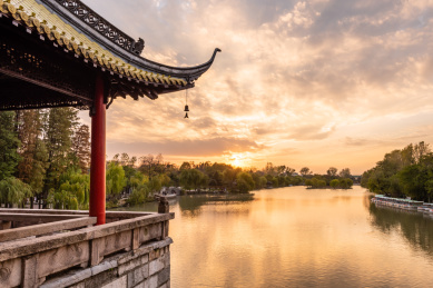 秋天夕阳下中国扬州瘦西湖风景区的五亭桥