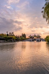 秋天夕阳下中国扬州瘦西湖风景区的五亭桥