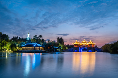 中国扬州瘦西湖风景的五亭桥古建筑夜景