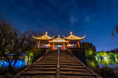 中国扬州瘦西湖风景的五亭桥古建筑夜景