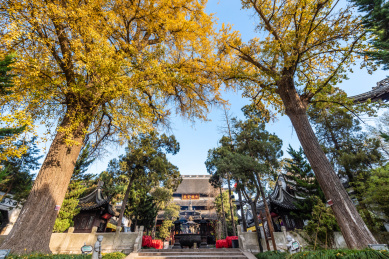 秋天中国扬州大明寺的大雄宝殿古建筑